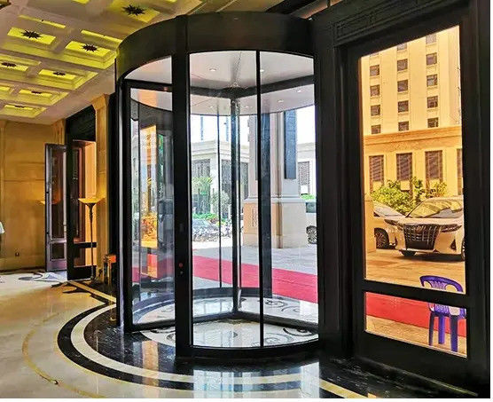 550 W Daya Motor Otomatis Pintu Berputar Mode Operasi Otomatis / Manual Showroom