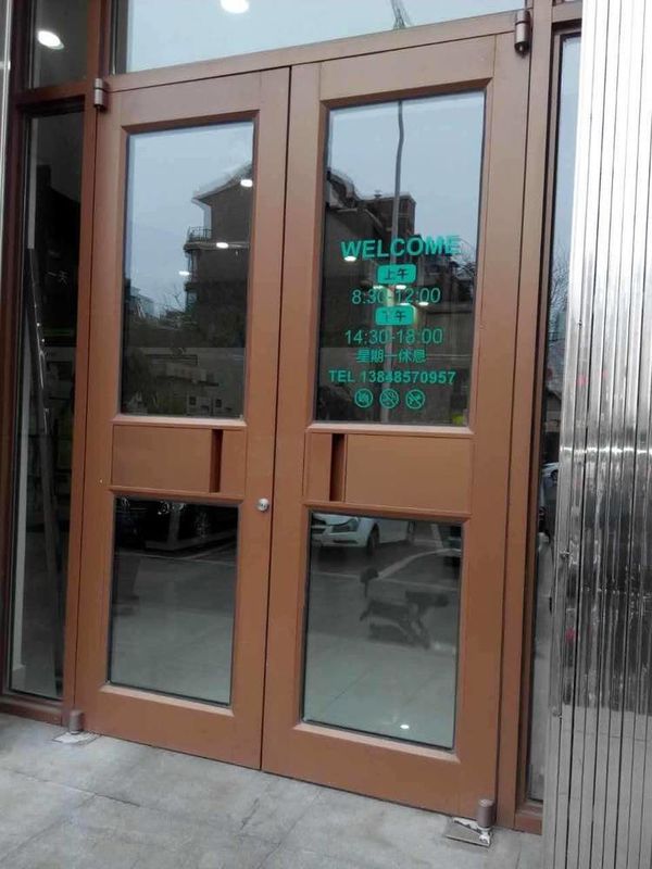 Harga Grosir Pabrik Kerangka Aluminium Depan Toko Kfc Pintu Lantai Musim semi Aman Tempered Double Glassor