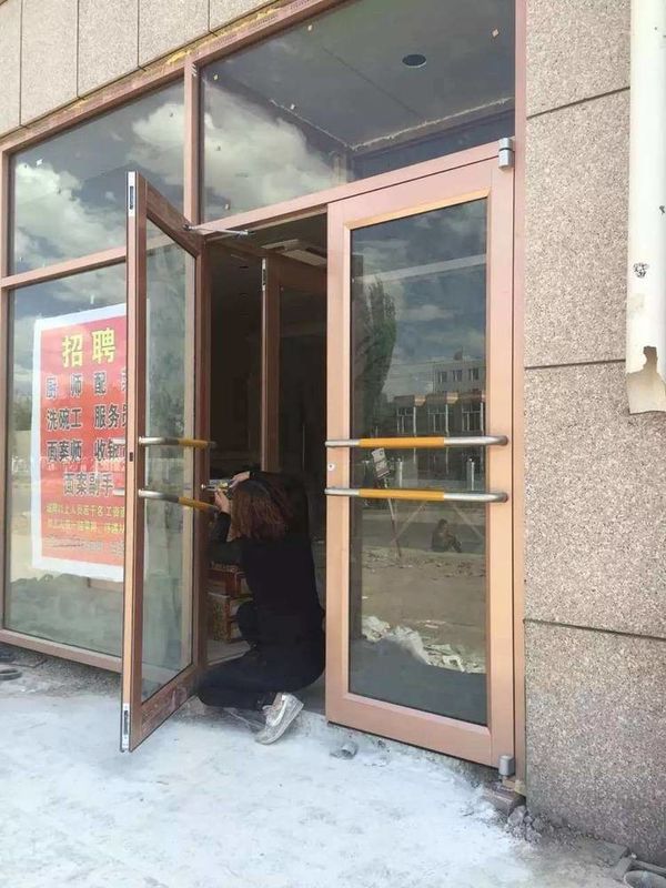 Pintu depan toko KFC Pintu depan toko