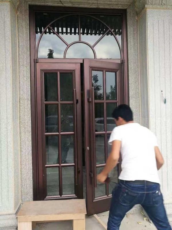 Pintu depan toko KFC Pintu depan toko