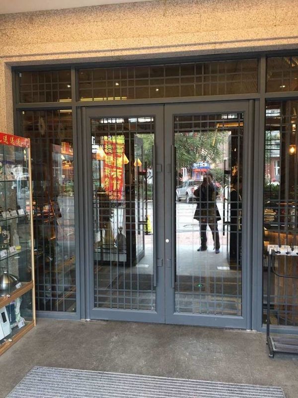 Pintu depan toko KFC Pintu depan toko